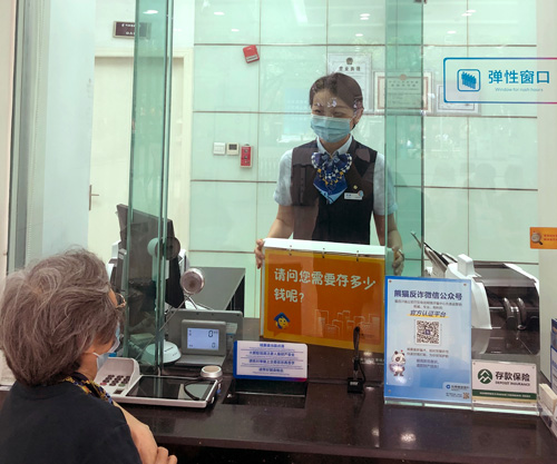 建行成都金河支行，柜面員工使用&ldquo;關(guān)愛服務(wù)卡&rdquo;服務(wù)老年客戶